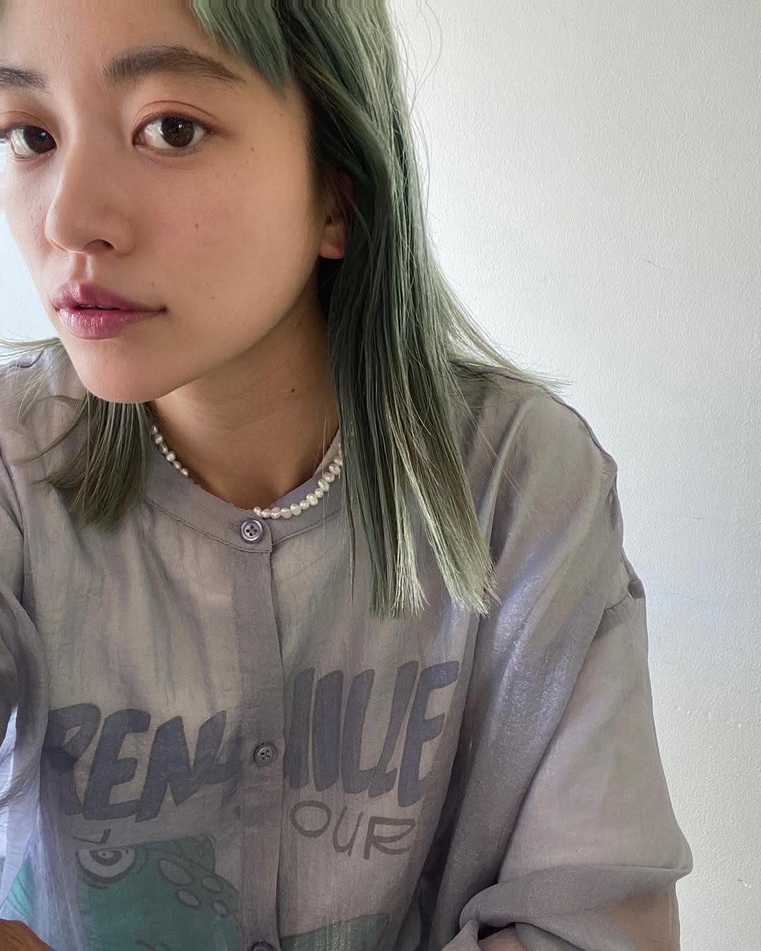 Instagram post by @marin_minami for OSAJI. Caption reads: 春にpinkのワントーンmakeが
したくって　@osaji__  の新作をget....