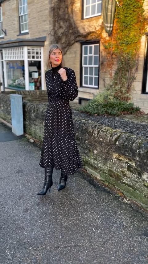 Instagram post by @kellylouise398 for Saint and Sofia. Caption reads: [...] they be both? 🤔 💭 

- Dress @saintandsofia....