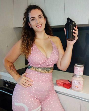 Instagram post by @shahlea for LUXE Fitness. Caption reads: [...] 🌞 So I'm getting beach ready with....