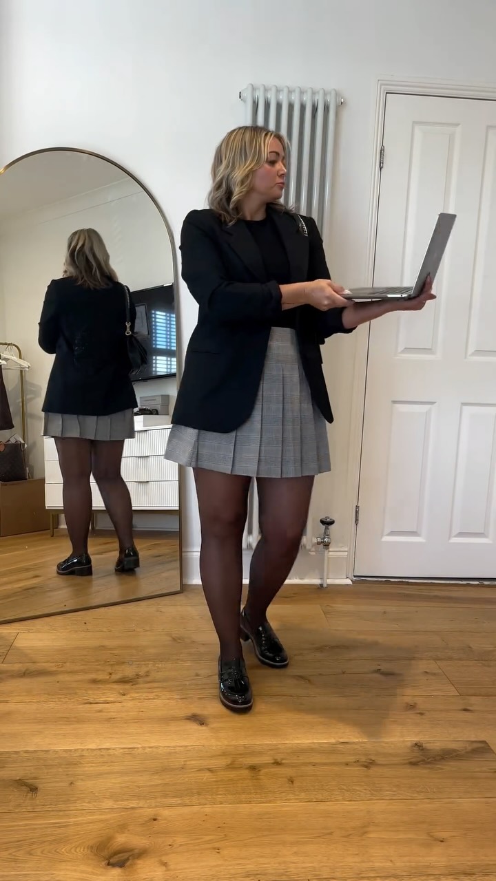 Instagram post by @suzie_mcb_x for Dream Pairs Shoes. Caption reads: I have found you the perfect  workwear shoes …....