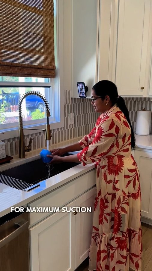 Instagram post by @shwetamalkar0 for LISEN. Caption reads: LISEN Electric Retractable Car Phone Mount. [...].