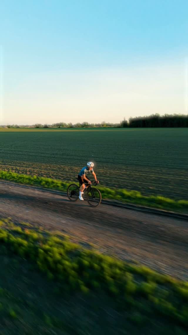 Instagram post by @charlesouimet for Sports Experts. Caption reads: #pub Voir clair, ça change tout : dans la vie, au....