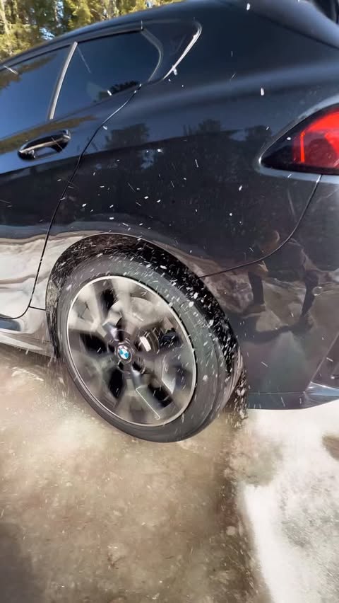 Instagram post by an influencer for Vredestein. Caption reads: [...] sound of an all-season tyre Vredestein....