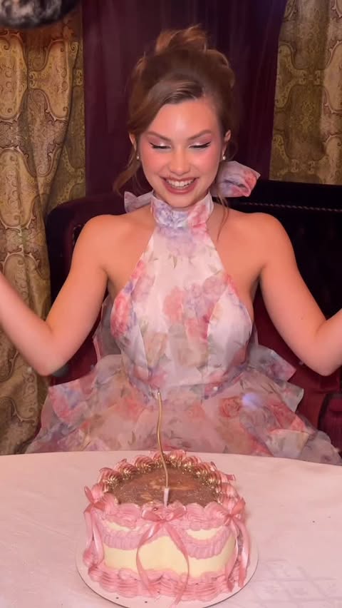 Instagram post by @darianastasiia for Wolddress. Caption reads: [...] : @ermishinalice ❤️‍🔥
Dress :....