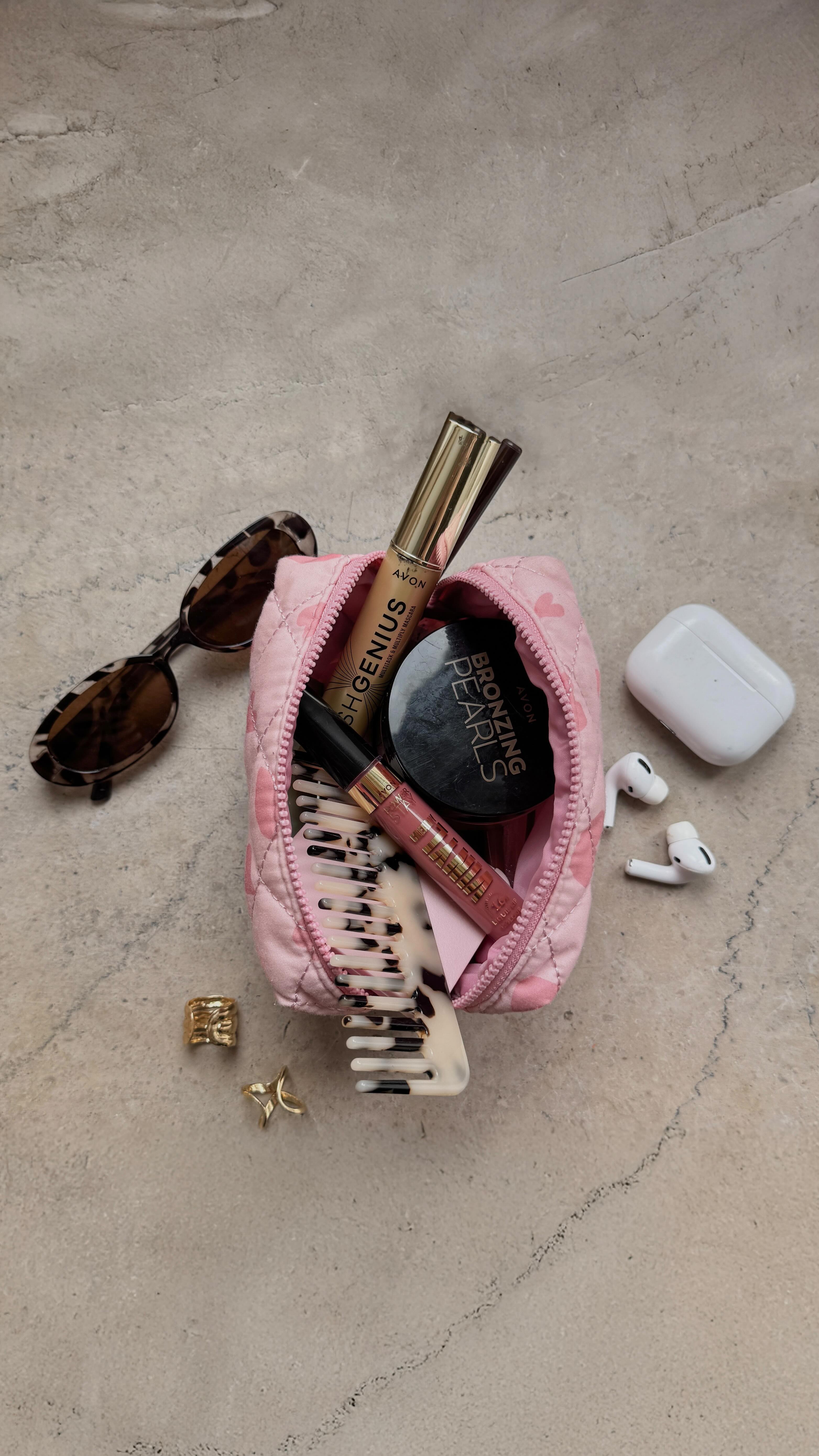 Instagram post by @olczaaaaa for BrandLift. Caption reads: Makijaż on-the-go z moimi ulubieńcami od....