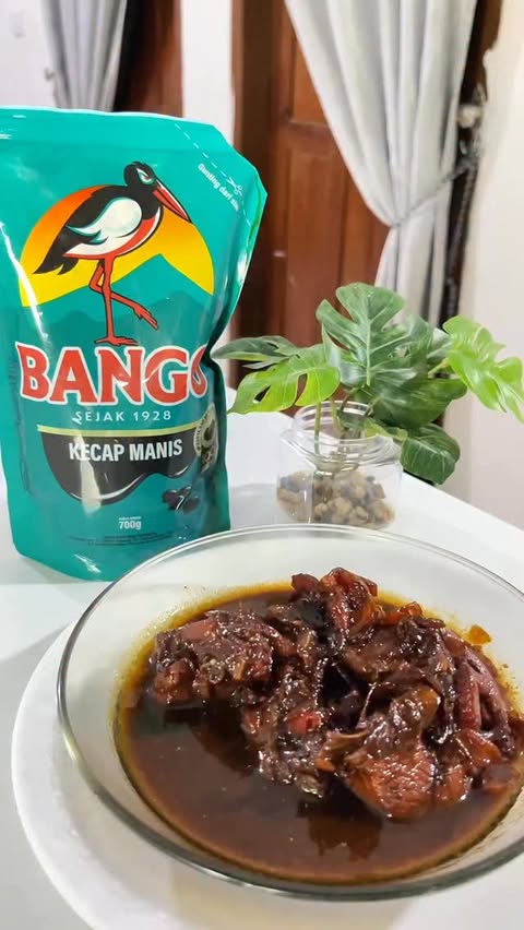Instagram post by @febryyantibayni for Bango. Caption reads: [...] solo, perpaduan kecap inggris dan kecap....