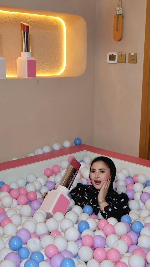 Instagram post by @omnia_ghareep for SHEIN Arabic. Caption reads: اكتر ستايل بحبه بجد اجمل اوردر طلبته صدمني 🔥🤩🤩....