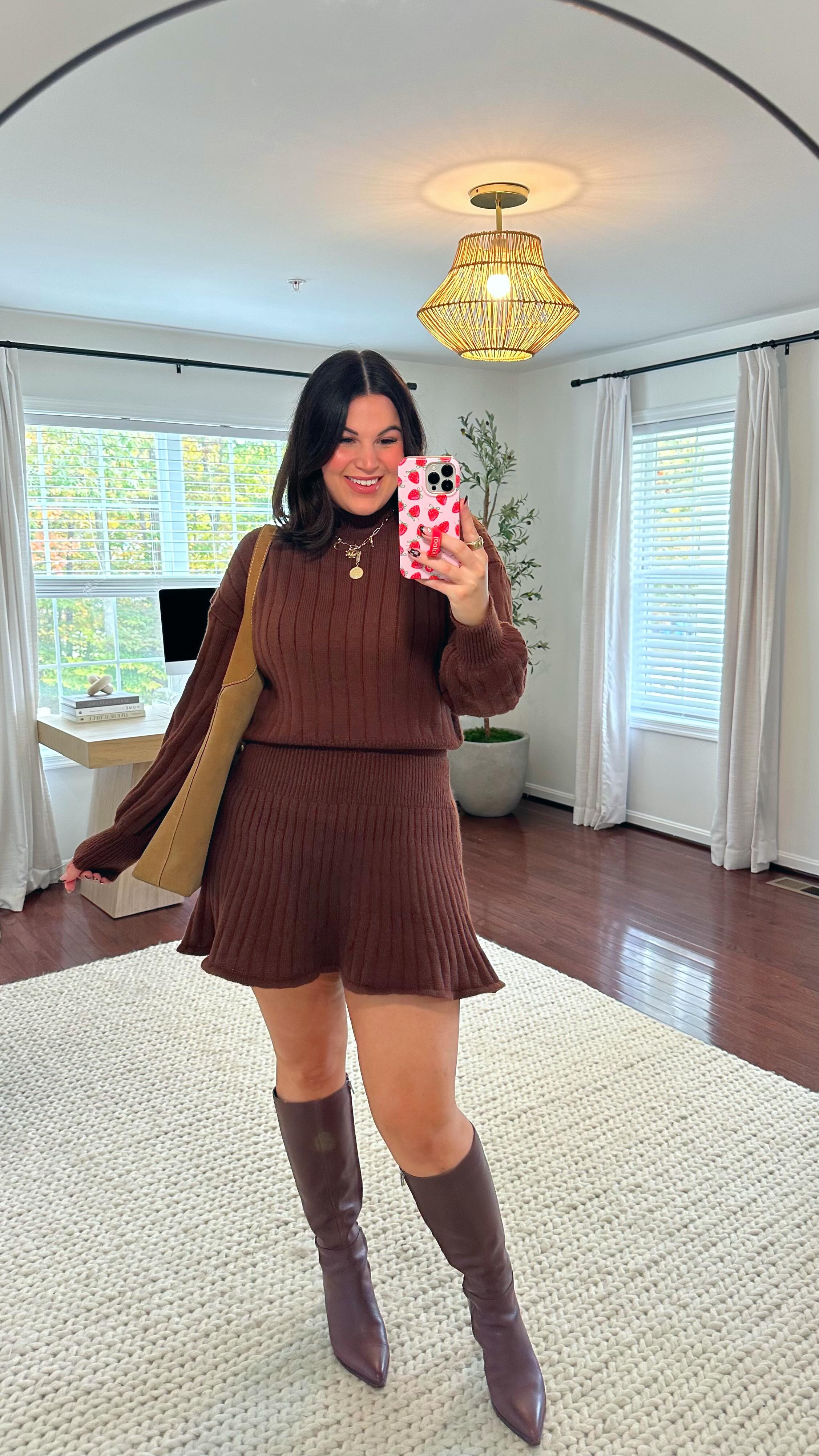 Instagram post by @kelly_elizabethxo for Truekind. Caption reads: Midsize Thanksgiving day outfit! Staying comfy....