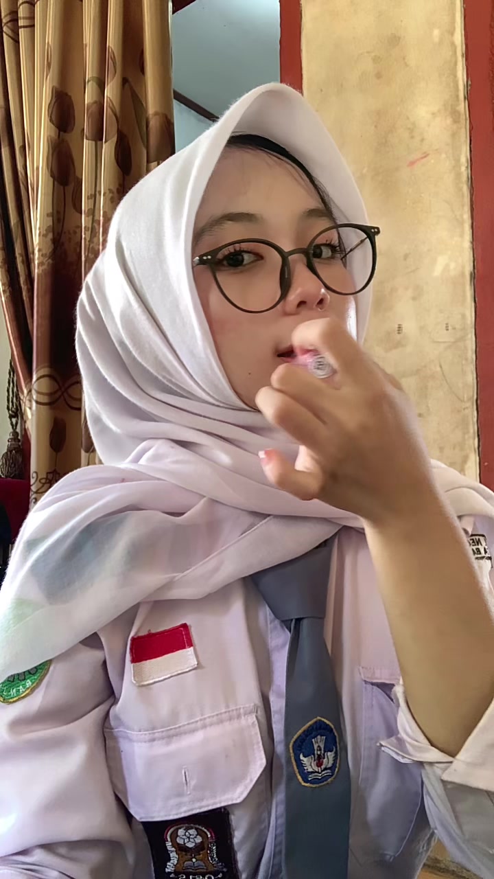 TikTok post by @_tikafebriani for Hanasui. Caption reads: glosy nya mantep bgtt @Hanasui Official....