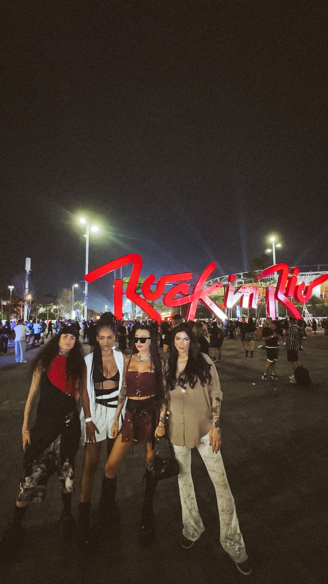 Instagram post by @yaakutsu for Rock in Rio. Caption reads: Amor passando de geração pra geração! 🤘São 40....