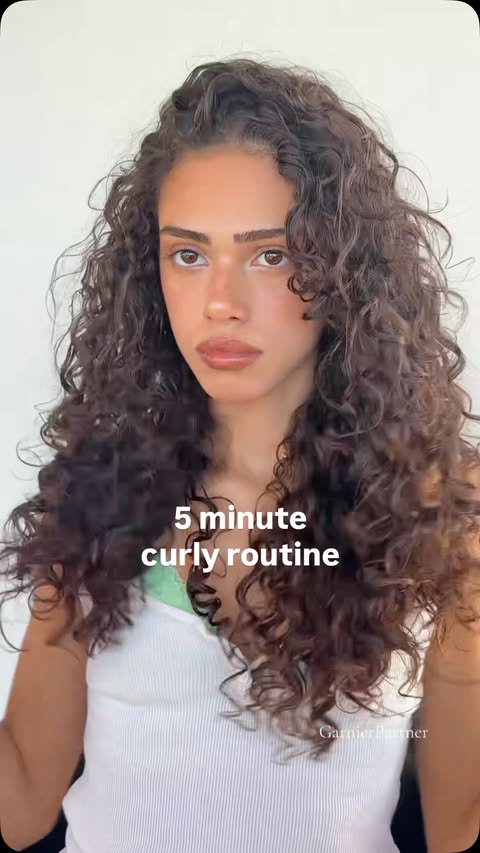 Instagram post by @nottrebeca_ for Garnier. Caption reads: [...] the day isn’t gonna wait for my curls....