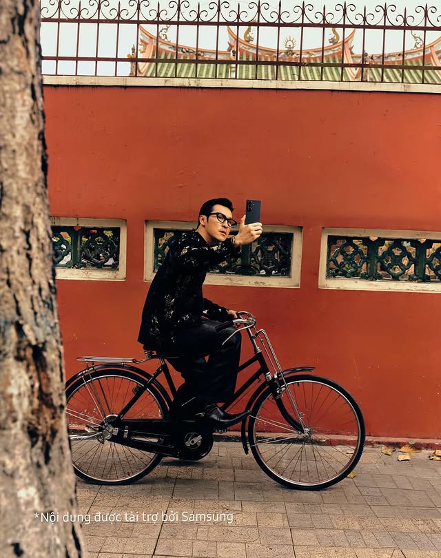 Instagram post by @thienminh1990 for Samsung Vietnam. Caption reads: Tết có thể đổi thay, nhưng những giá trị thân quen....
