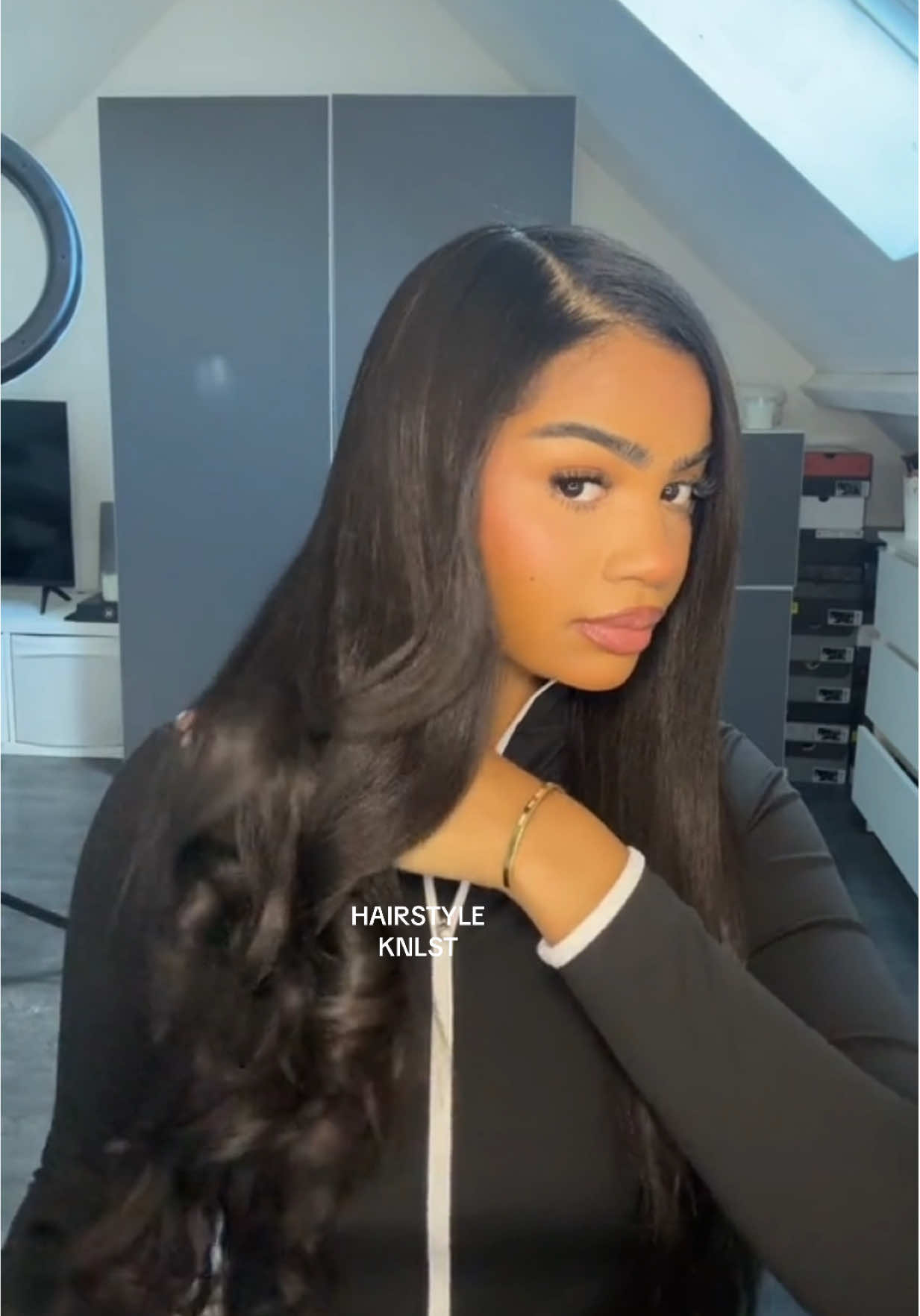 TikTok post by @knlst for Curlsqueen. Caption reads: [...] & style my clip-ins. 🫰🏽 Hair from....