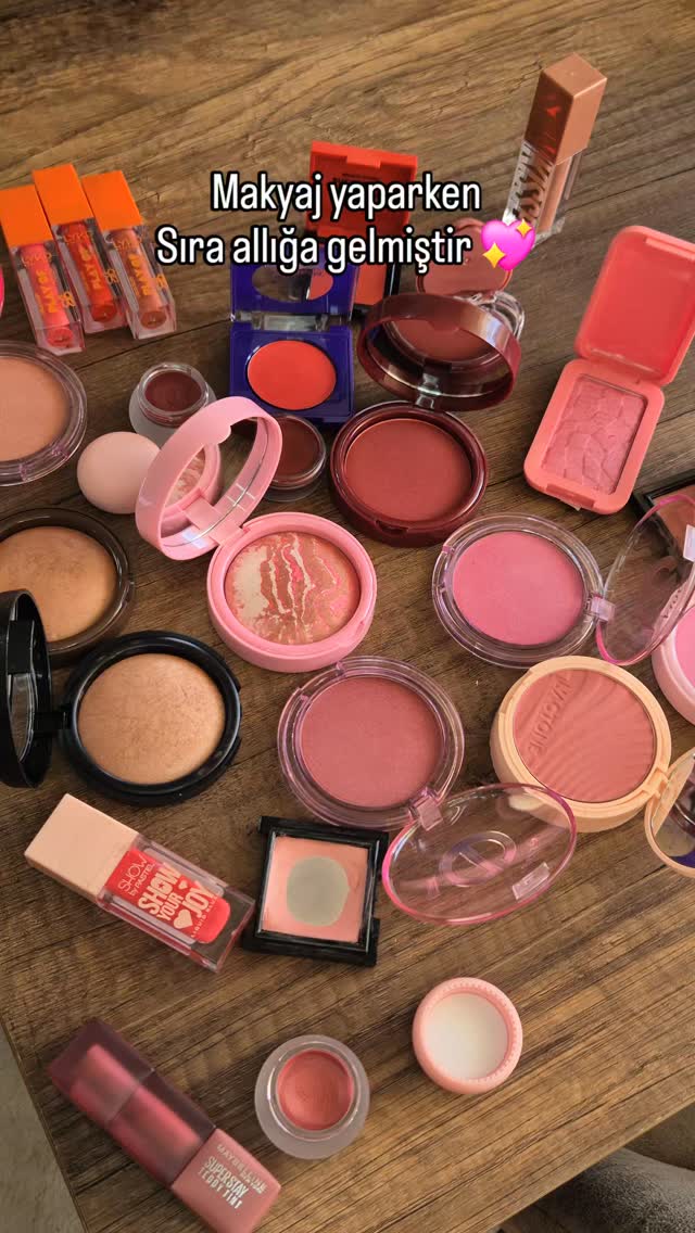 Instagram post by @saturnblogunuz for Maybelline Germany. Caption reads: Çook aşk 💖
.
.
#réel #reels #makeuptutorial....