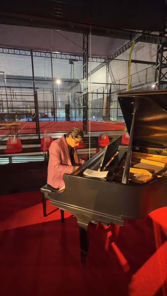 Instagram post by @clausmaluf for Esquire. Caption reads: Tocamos una rolita.