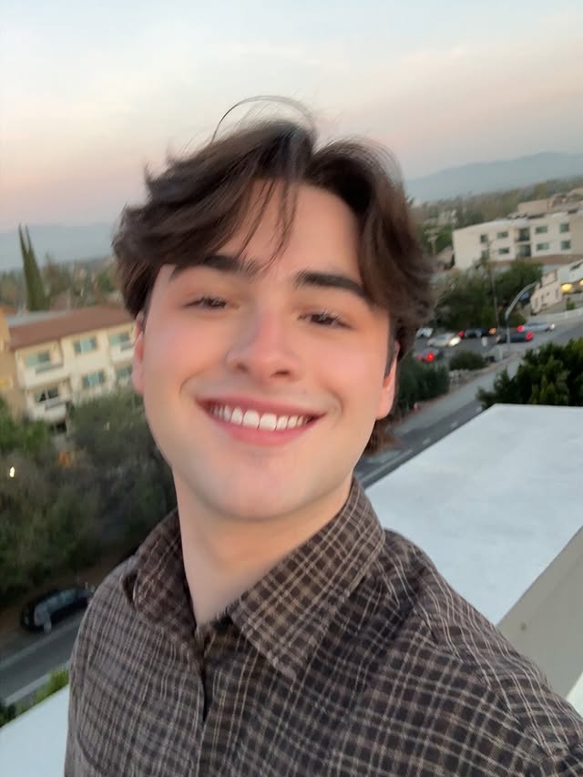Instagram post by @joshuarobertcolley for Invisalign. Caption reads: Reasons I’m smiling 😁 #invisalignpartner.