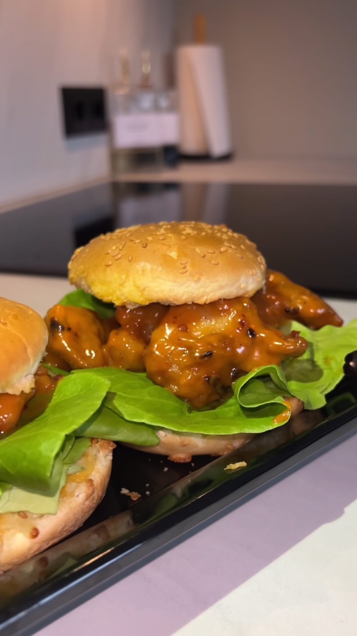 Instagram post by @chefsosa.nl for bibigo Japan. Caption reads: 10/10 Cheesy Chicken Burgers 😏🍔
 
Gemaakt met de....