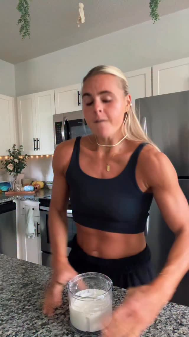 Instagram post by @sugie_addict for Clean Simple Eats. Caption reads: PROTEIN Marshmallow Fluff💪🏼

RECIPE:
• 1 Cup 2%....