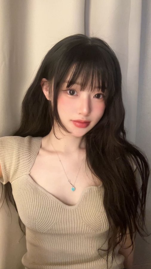 Instagram post by @ham._.cheeze for SODA Camera. Caption reads: 잘랐더 앞머리. 어떤데. 

고민돼서 어울리는 앞머리 스타일링 찾아봤어요 - 
앞머리로....