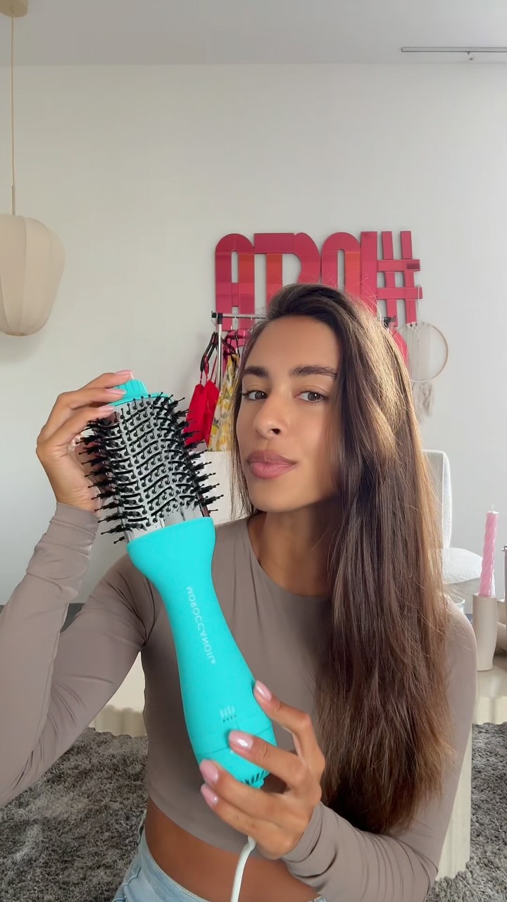 Instagram post by @naomijoell for Moroccanoil. Caption reads: GIVEAWAY ♥ Maak kans op mijn nieuwe favoriete....