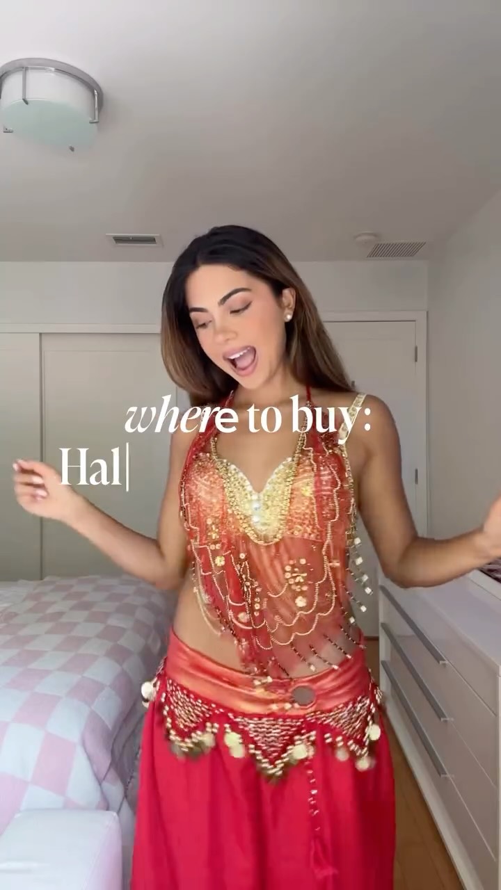 Instagram post by @rominachiodi for Poshmark. Caption reads: Halloween fit = secured 👻🎃 Found my entire....