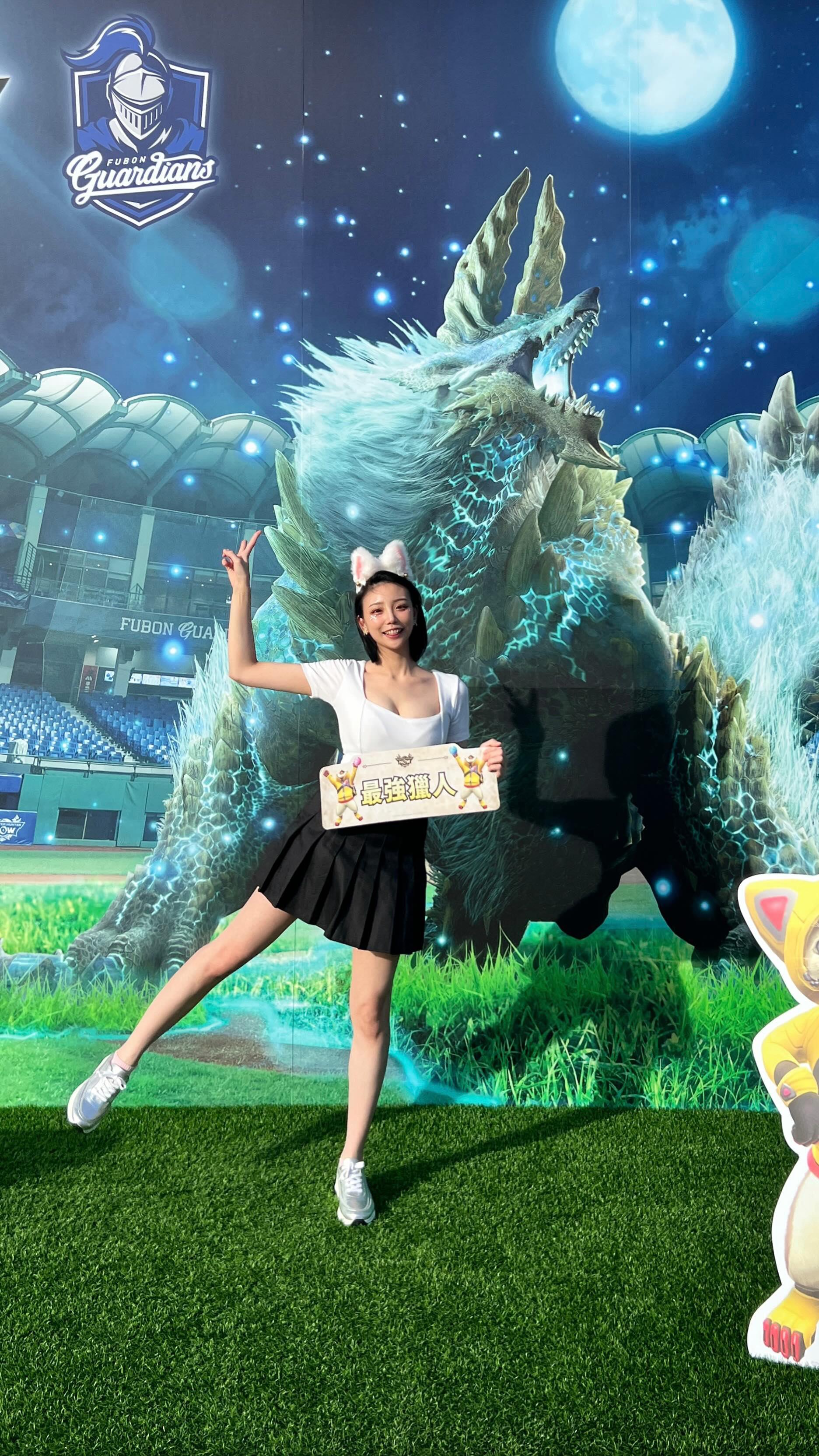 Instagram post by @weiweijenjen for Twitch. Caption reads: [...] 💥只到7/13唷！ 快來現場體驗滿滿魔物獵人氛圍～🧺🌿✨ 謝謝....