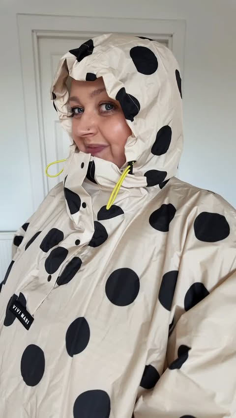 Instagram post by @the_trendyscot for Vivi Mari. Caption reads: [...] gorgeous packable raincoat from....