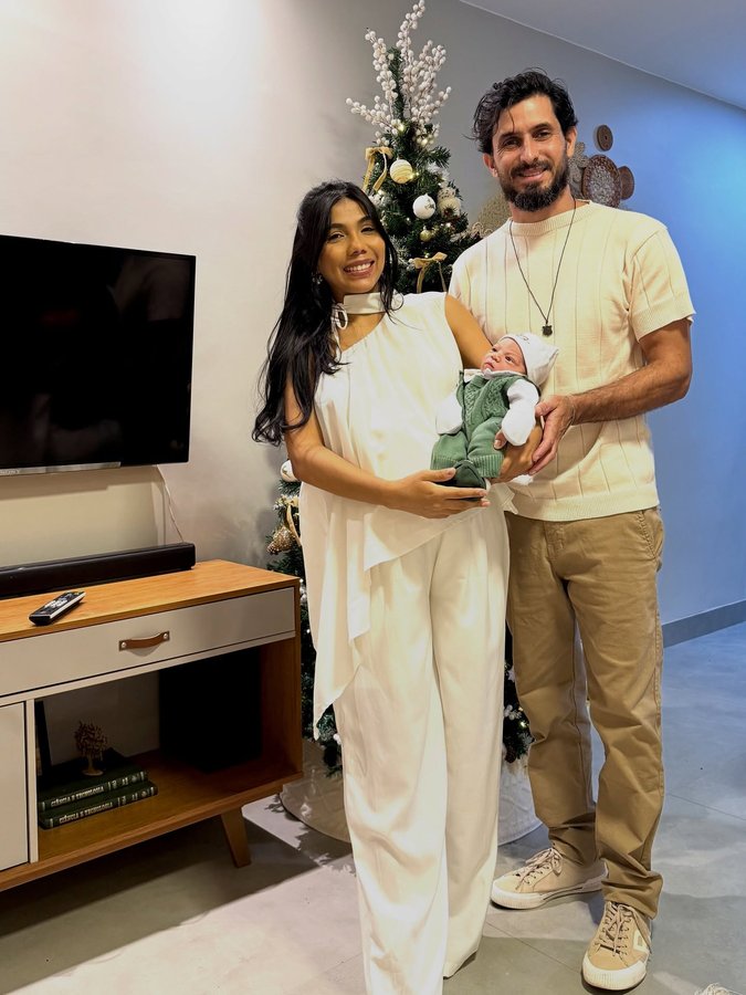 Instagram post by @monique.avo for SHEIN. Caption reads: [...] escolheu look especial na SHEIN pra esse....