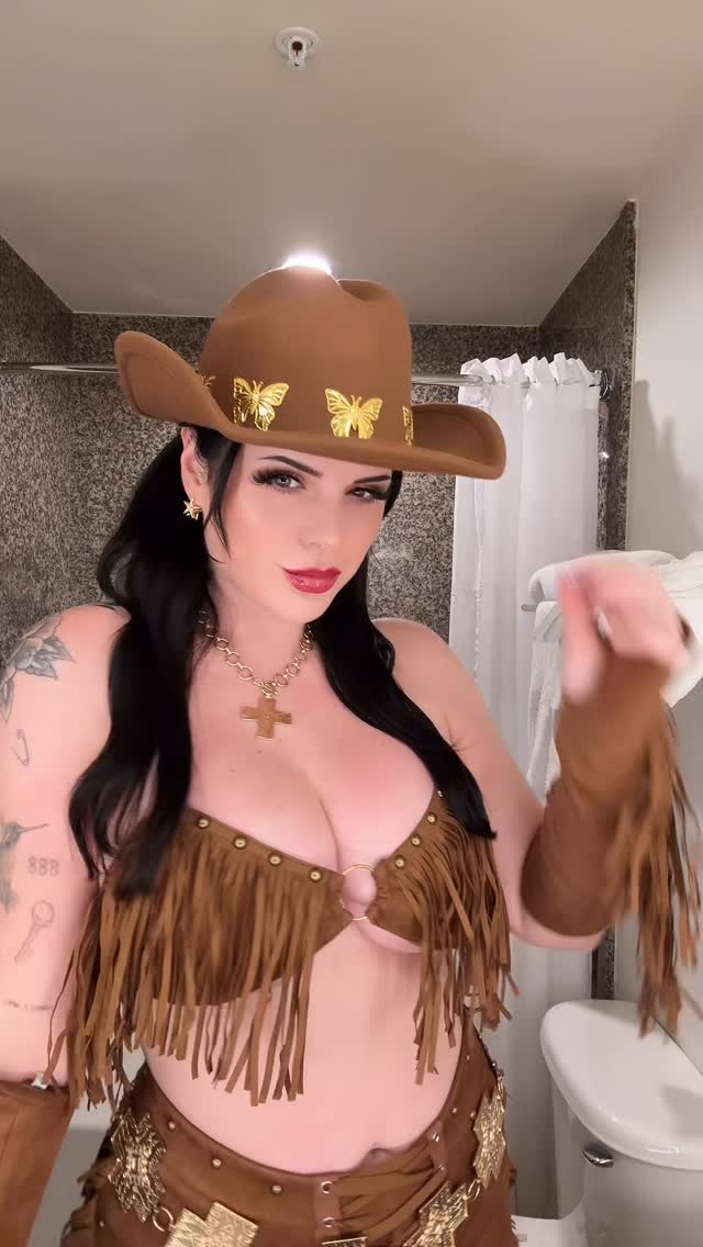 Instagram post by @hope.schwing for iHeartRaves. Caption reads: YEEE HAWWWW!!!!
Use code HOPESCHWING for $ off....