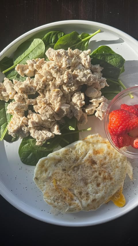 Instagram post by @ellie_teale for SkinnyDipped. Caption reads: [...] in bio!! 

@thecoconutcult @thetrueseamoss....