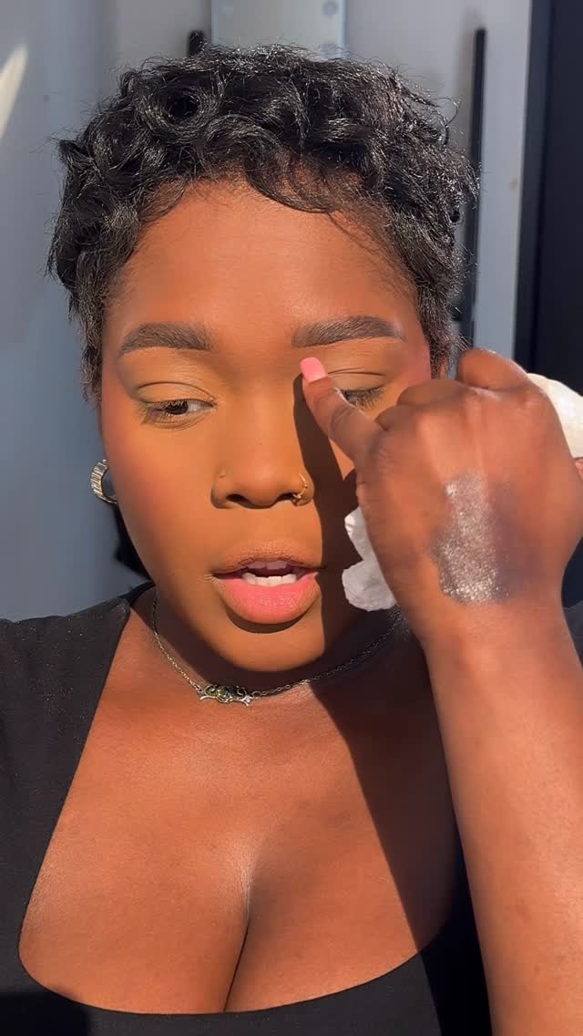 Instagram post by @benni_beautty for Juvia’s Place. Caption reads: “ A LITTLE HEAT can bring that glam back !
-....