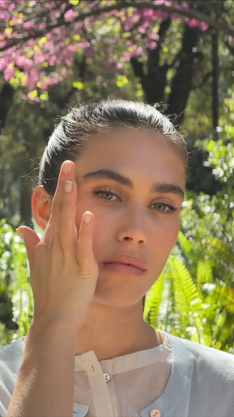 Instagram post by an influencer for Prada Beauty. Caption reads: [...] la piel con Prada Touch 🌷 @pradabeauty....
