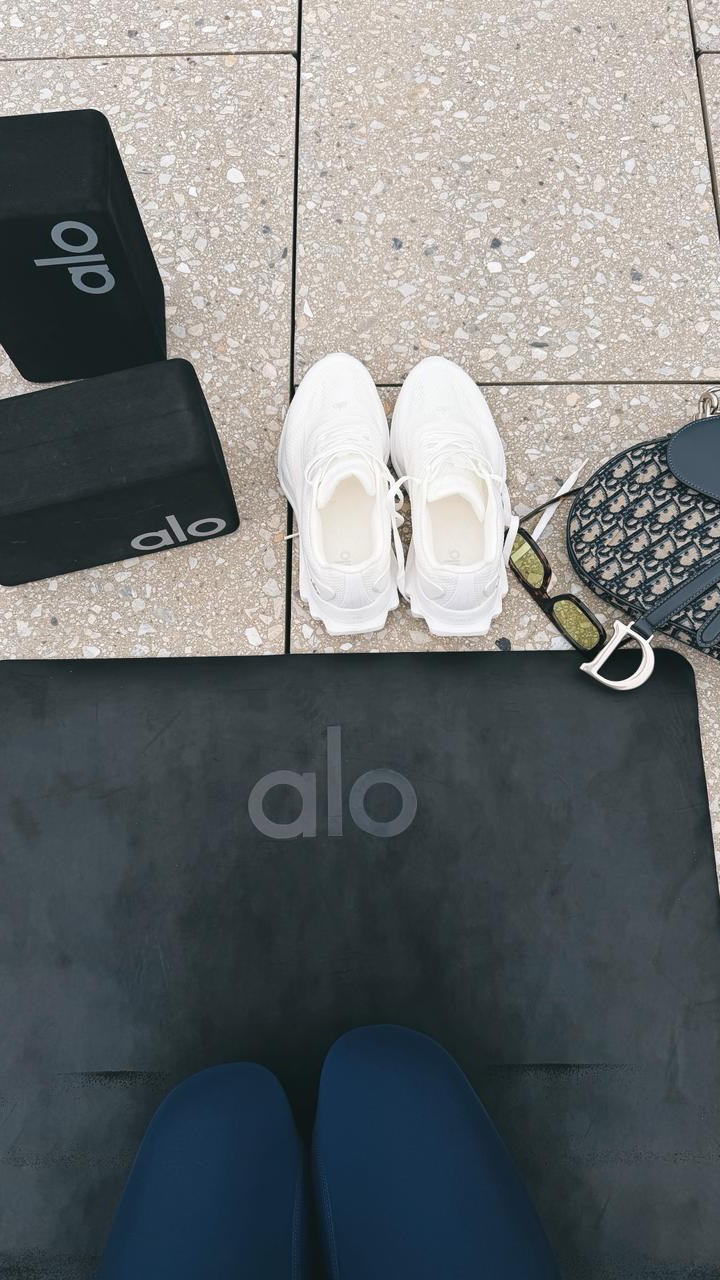 Instagram post by @anaclara for Alo Yoga. Caption reads: chilling with @aloyoga 🧘🏻‍♀️✨.