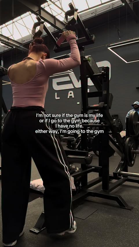 Instagram post by @angeeelina.fit for Women's Best. Caption reads: [...] a PR than no life and no PR 🙂‍↔️✨....