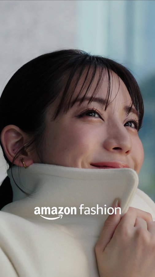 Instagram post by @asuka_kijima for Amazon Fashion Japan. Caption reads: ‍ コートやニット、ロングブーツまで 冬のファッションアイテムはAmazon....