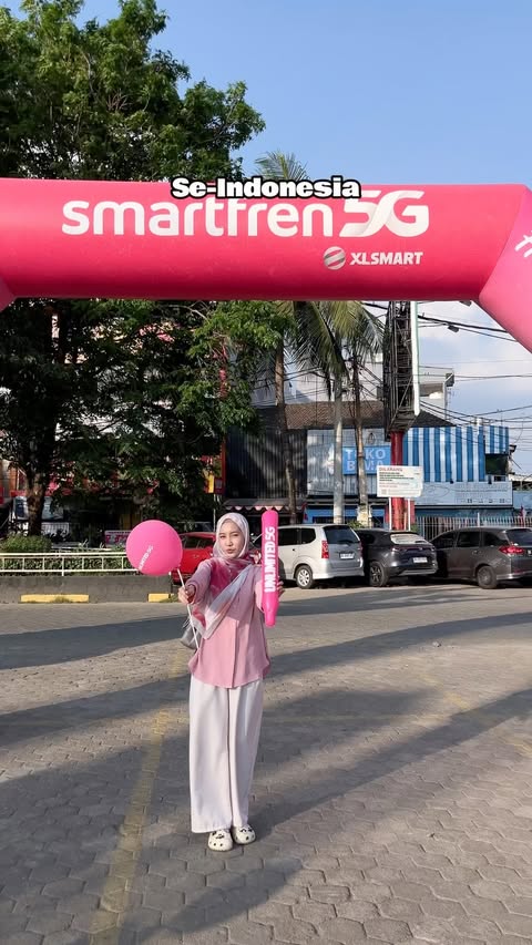Instagram post by @nrasyh_28 for Smartfren. Caption reads: [...] Kuota Cuman 100rb untuk 28 Hari🚀....