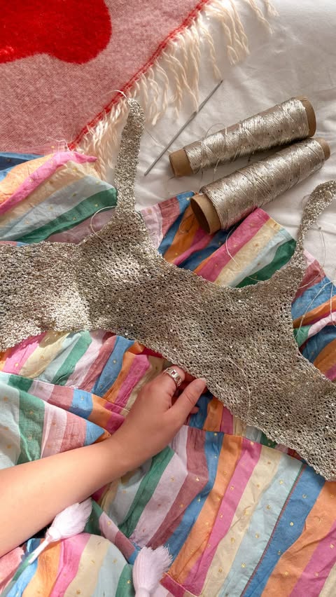 Instagram post by @vicky.knits for Hobbii. Caption reads: [...] using this incredible sparkly yarn from....