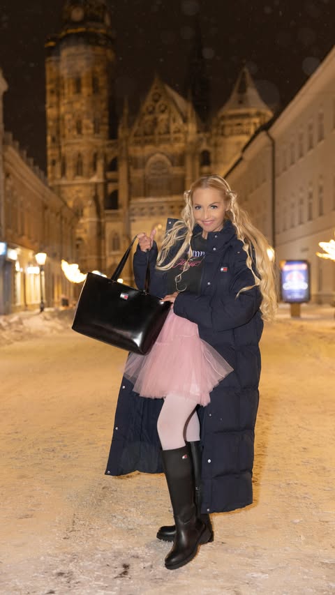 Instagram post by @veronikapetercova for Tommy Jeans. Caption reads: [...] night in Kosice ❄️⛄️🩷💚☕️
Fashion....