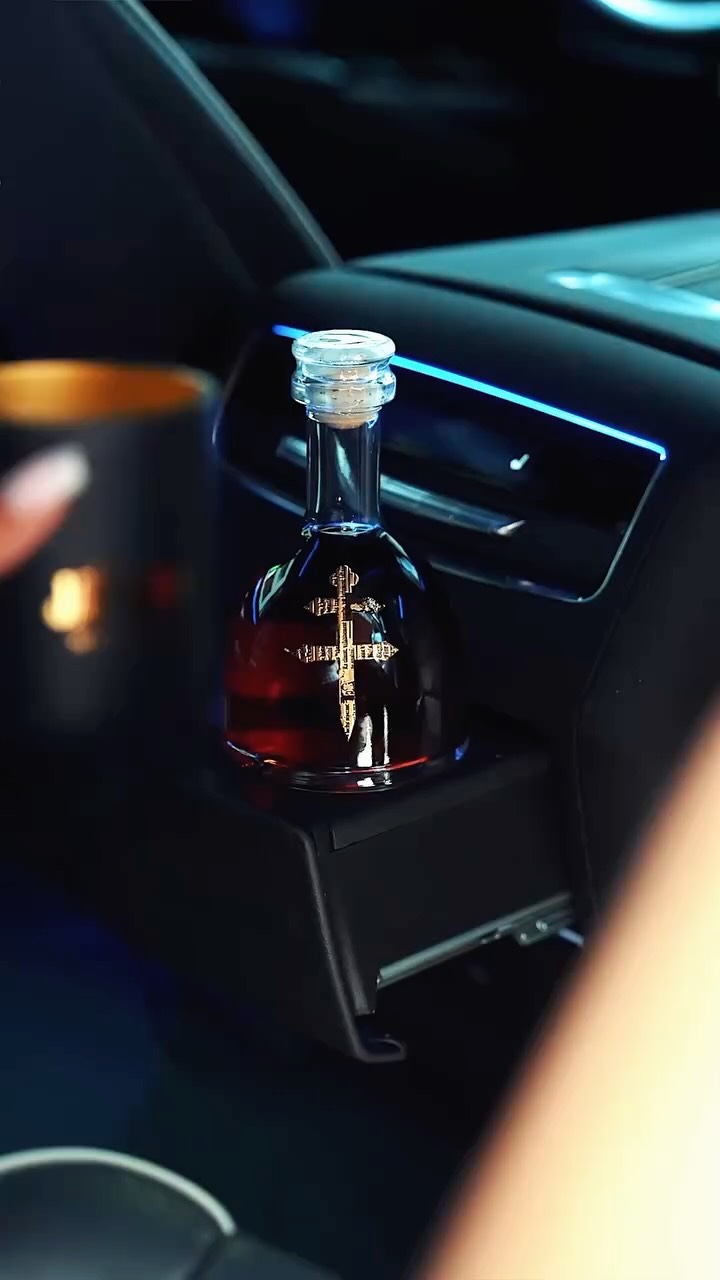 Instagram post by @simplicityxstyle for D'USSE Cognac. Caption reads: [...] and even better memories. Thank you....