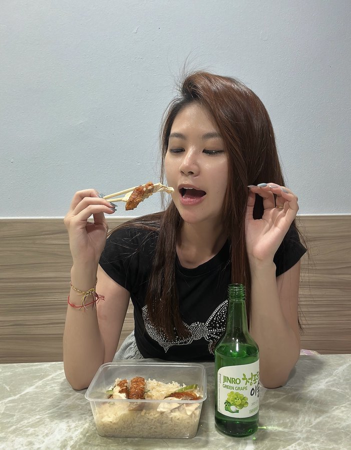 Instagram post by @cassielyee for Partipost. Caption reads: [...] food! 🥂 #jinro_sg @jinro_global @partipost....