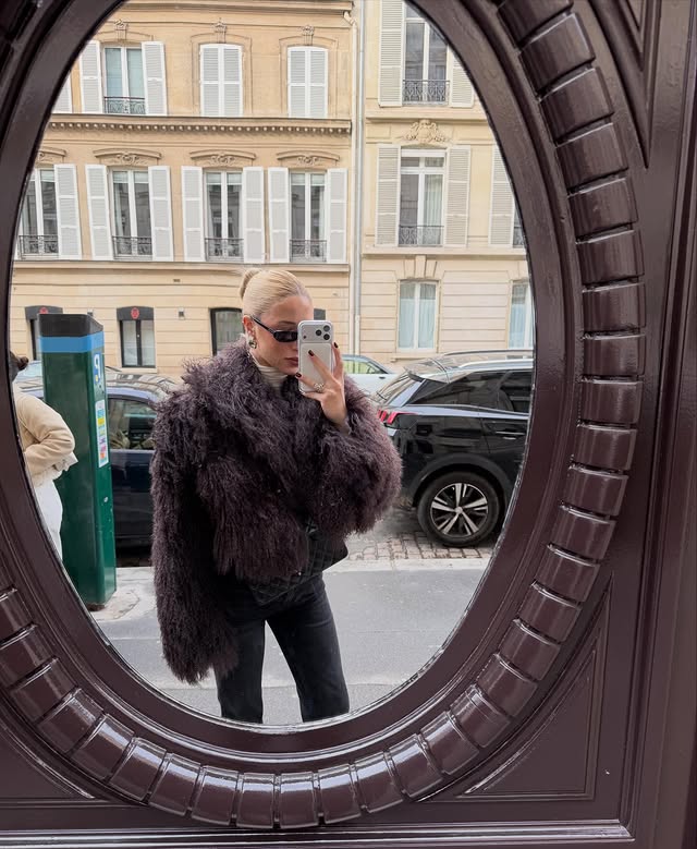 Instagram post by @ecemoltulu for Aritzia. Caption reads: Fits lately ✨ #reklam.