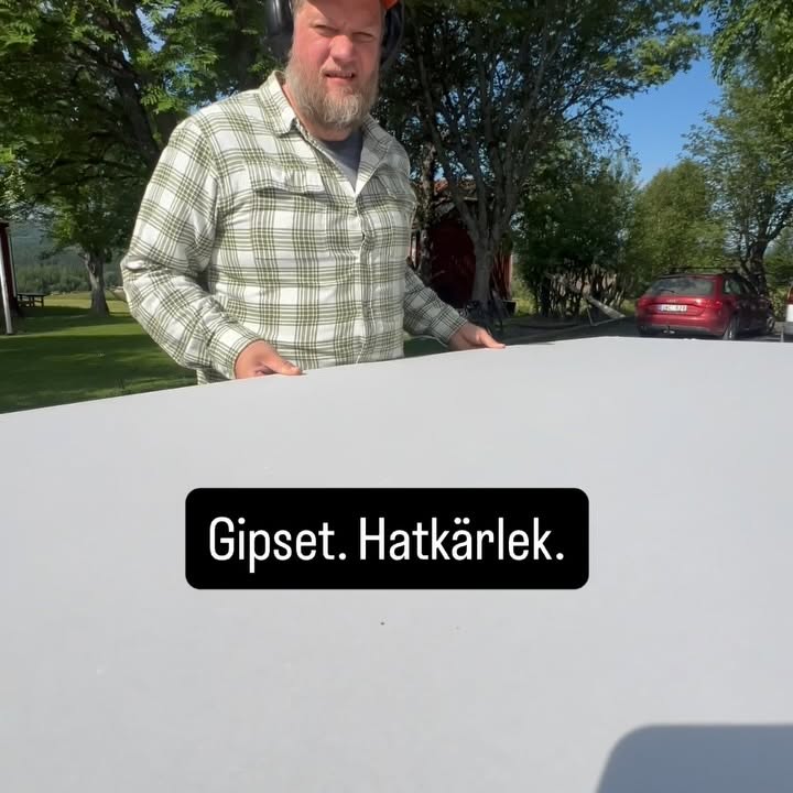 Instagram post by @isakstalenhag for DEWALT. Caption reads: Dagens tips handlar om gips. 
#byggabadrum....