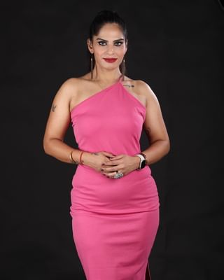 Instagram post by @parampreet.09 for bebe. Caption reads: The only person I dress to impress is me.

#likes....