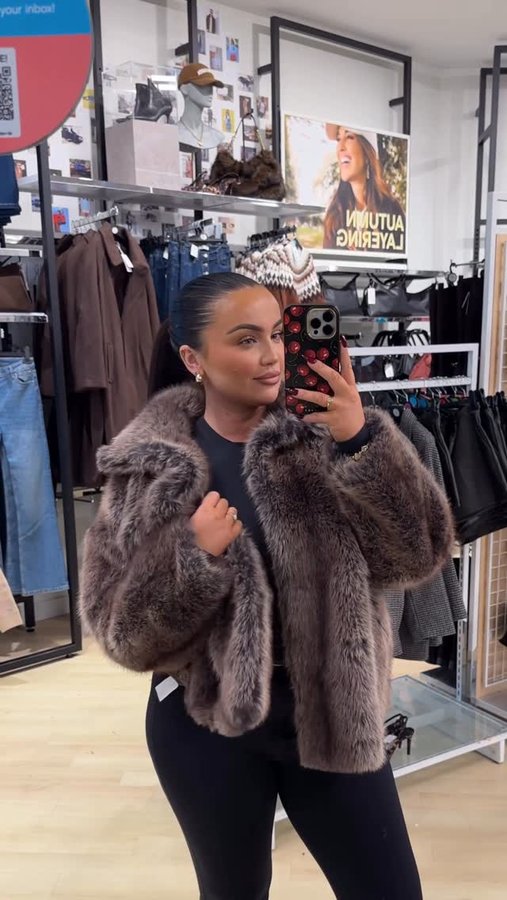 Instagram post by @ellieekellyy for Primark. Caption reads: [...] stunning layering pieces from @primark....