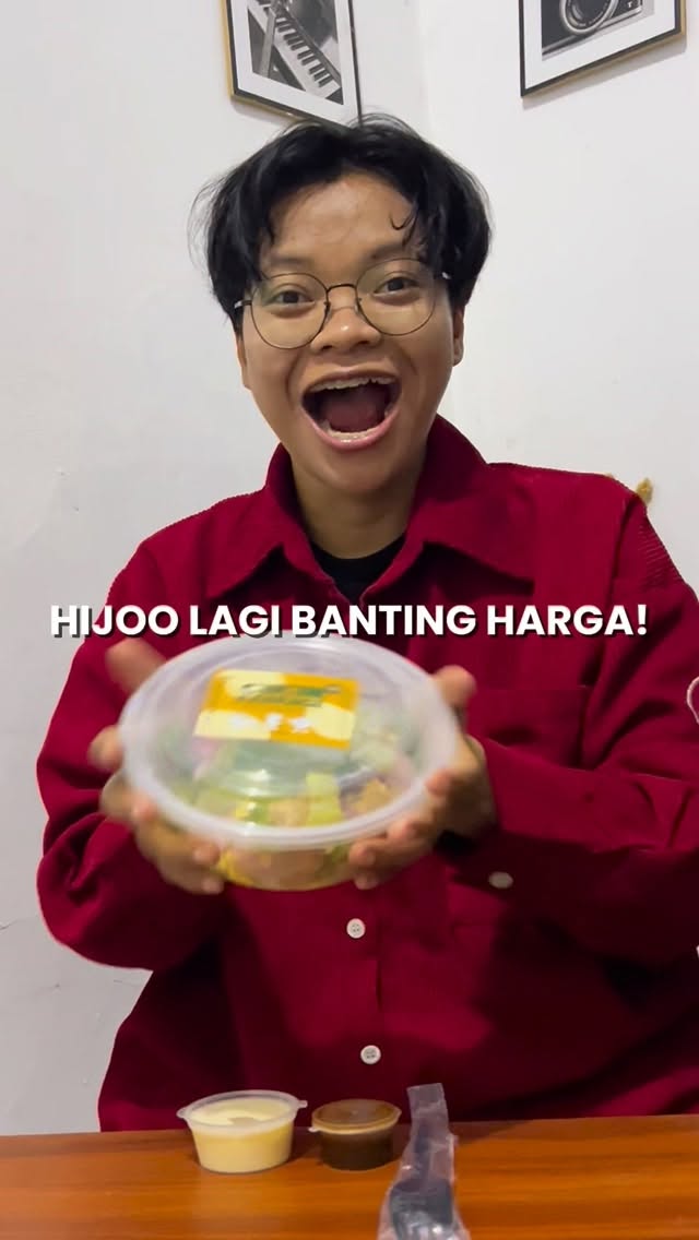 Instagram post by @asturaaa for Gojek Indonesia. Caption reads: [...] BANTING HARGA? #LetsgoGoFoodaja! 🤗....