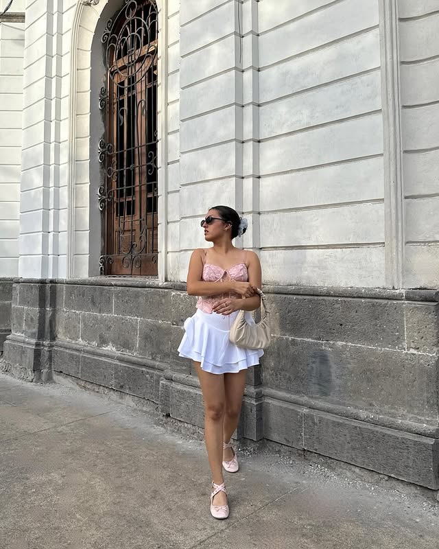 Instagram post by @fers.toscano for SHASA. Caption reads: en mi bailarina era 🩰🦢 Outfit por @shasa_mx.