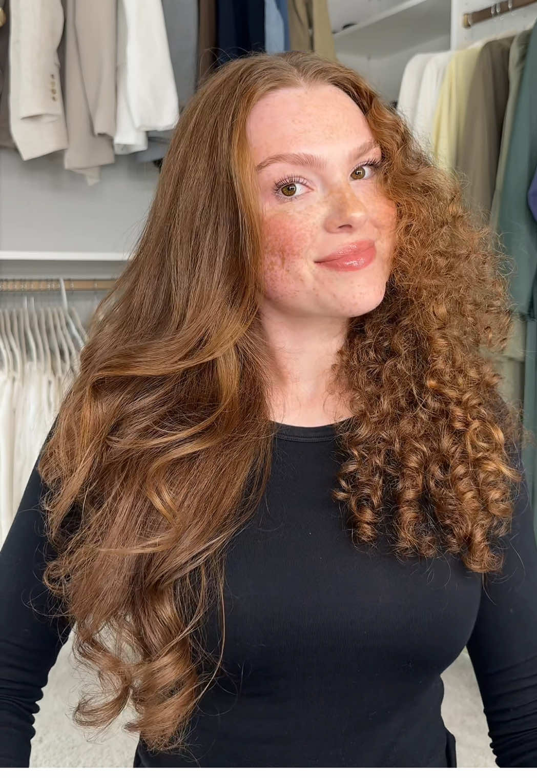 TikTok post by @amandaasad for Marc Anthony Türkiye. Caption reads: Getting a blowout to actually last on curly hair....