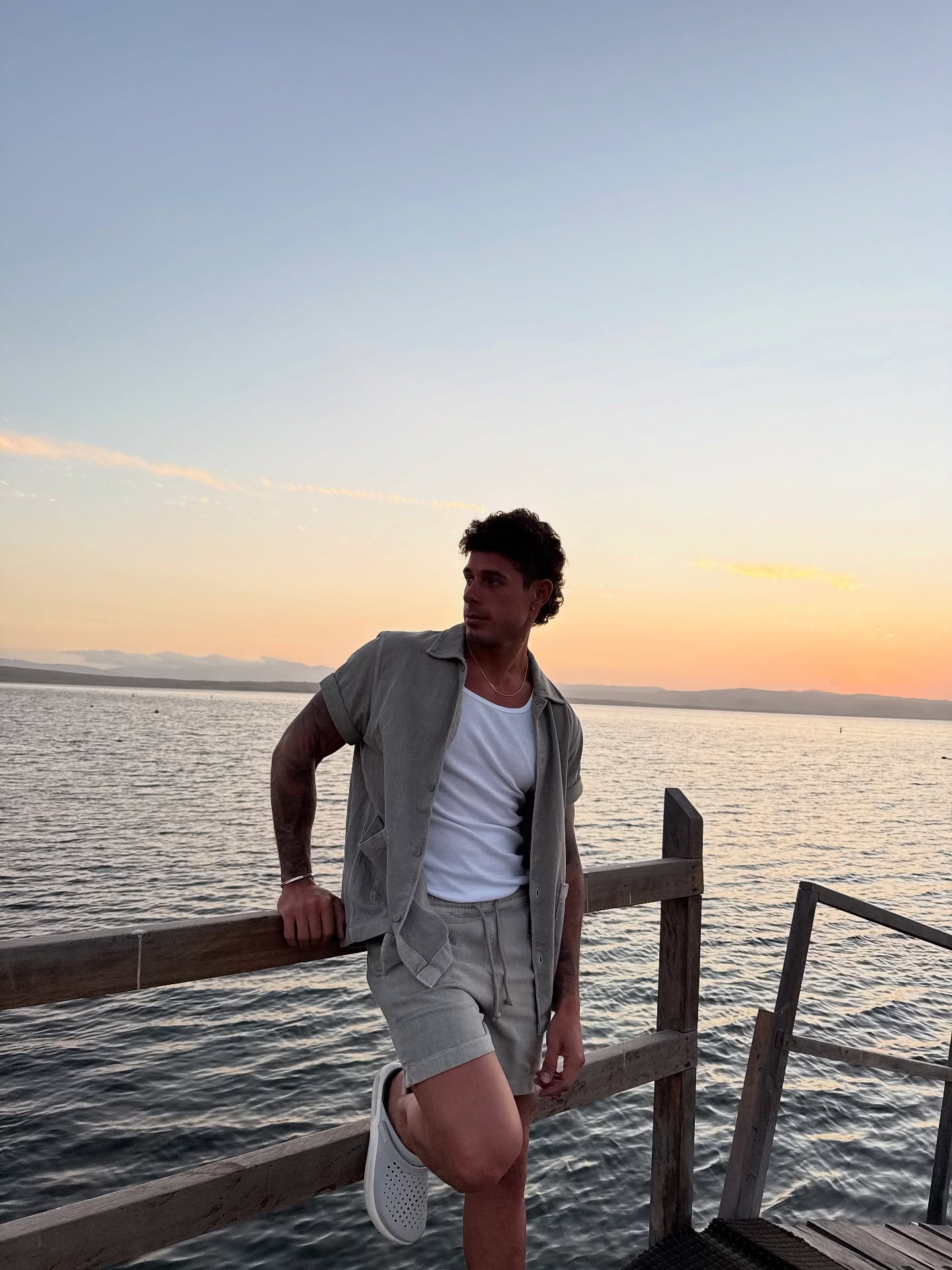 Instagram post by @hugogarcia for Crocs. Caption reads: Paraquitas 🤎🌅

Usando mis nuevas INMOTION CLOG....