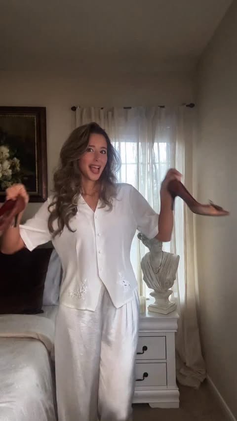 Instagram post by @layan_ghabin for Poshmark. Caption reads: [...] #versatilestyle #whattoweartoday....