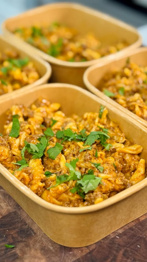 Instagram post by @hunt4shredz for Banza. Caption reads: 🔥 High Protein Creamy Nacho Beef Banza....